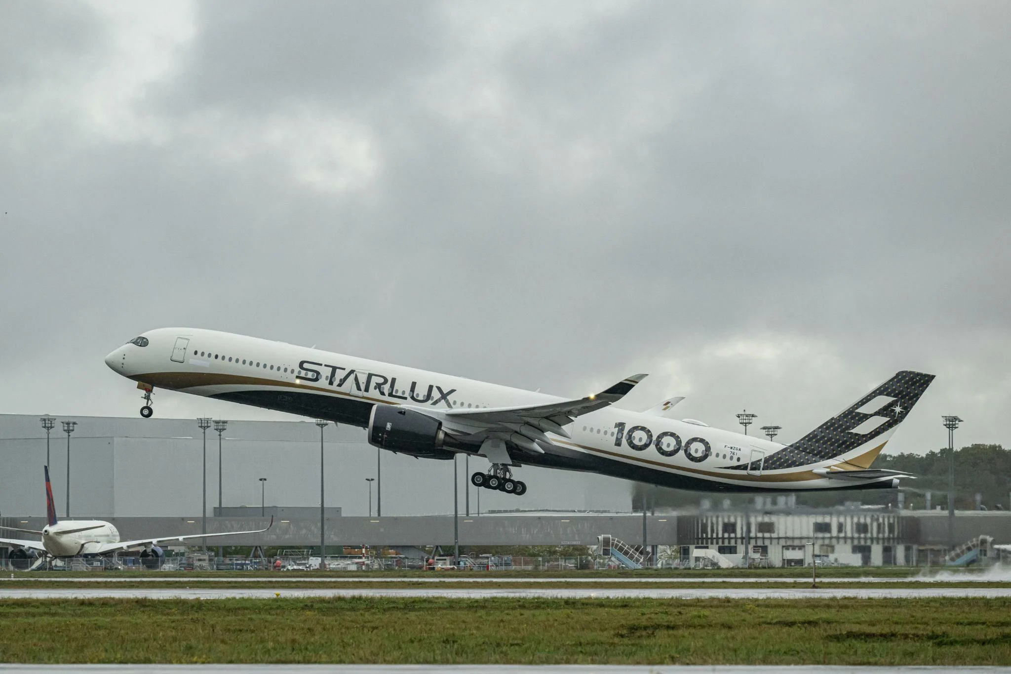 Airbus delivers STARLUX’s first A350-1000